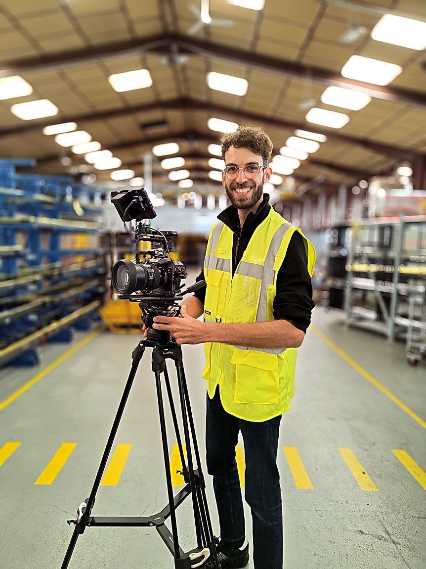 Installation d'une caméra sur trépied pendant le workshop vidéo en entreprise