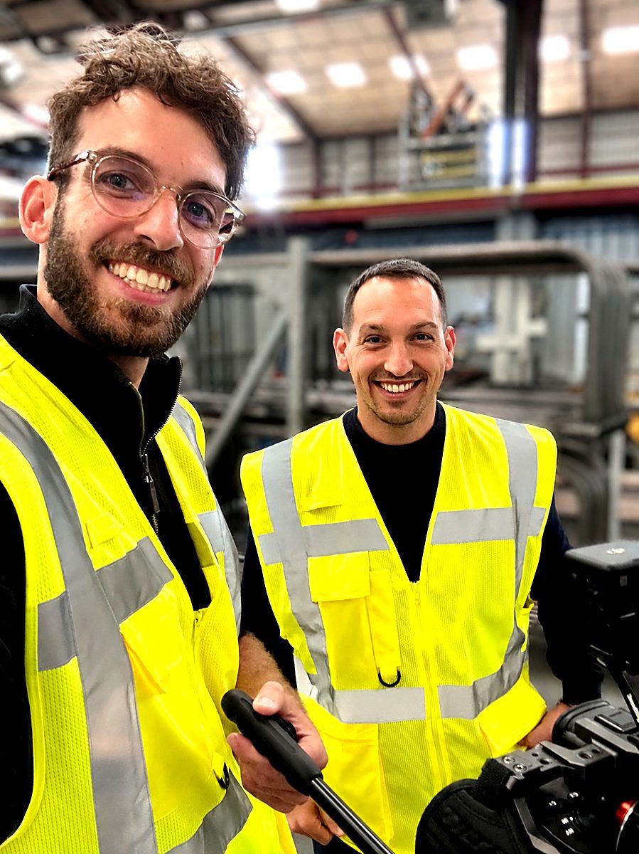 Cyril Ben Said et Aurélien Bée animent un workshop vidéo dans un atelier industriel près de Nantes